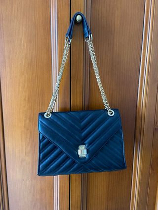 Bolso acolchado negro con cadena dorada