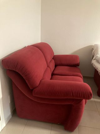 Sofá 2 plazas granate. Buen estado.