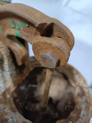 Bomba de agua antigua de fundición