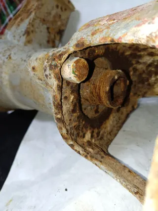 Bomba de agua antigua de fundición