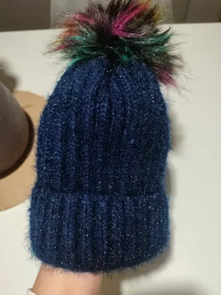 Gorro de invierno azul con pompón
