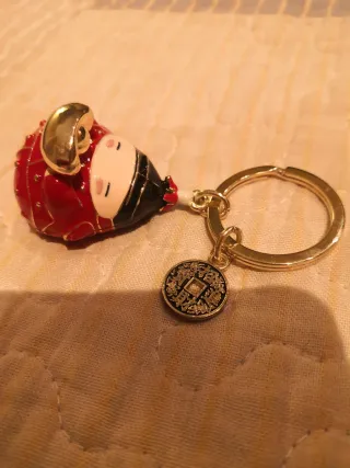 Llavero figura oriental moneda