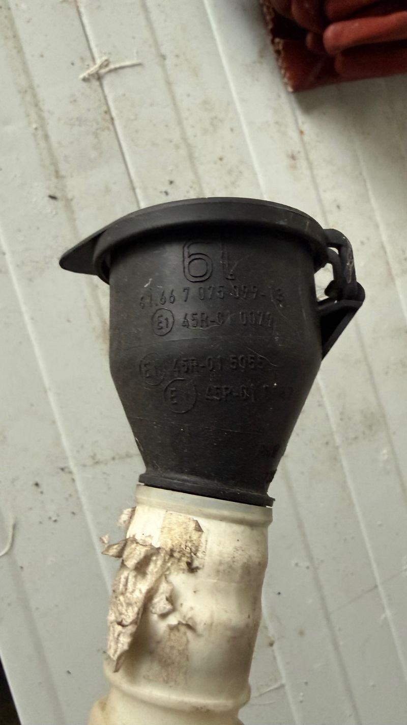 Tubo De Llenado De Depósito De Agua De Limpiaparabrisas – BMW E90 / E91 (Referencia 7075099) – Usado Original
