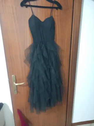 Vestito nero con balze in tulle