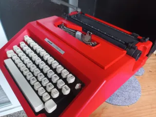 Máquina de escrever Olivetti Lettera 40