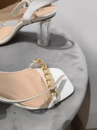 Sandalias tacón blancas y doradas T38