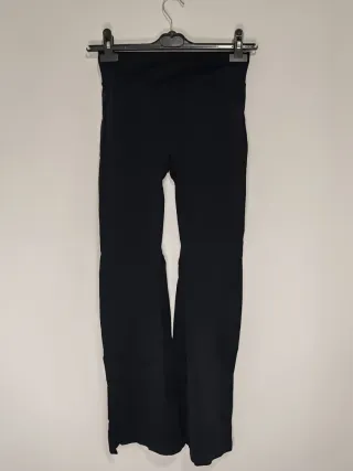 Leggings negros acampanados cintura alta