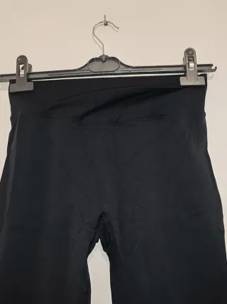 Leggings negros acampanados cintura alta