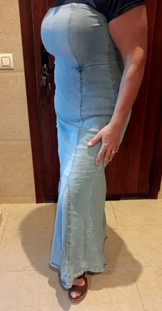 VESTIDO LARGO DENIM (VAQUERO) DE BERSHKA.