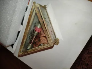 Costurero vintage triangular con accesorios.