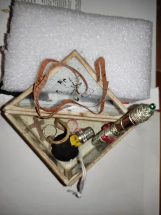 Costurero vintage triangular con accesorios.