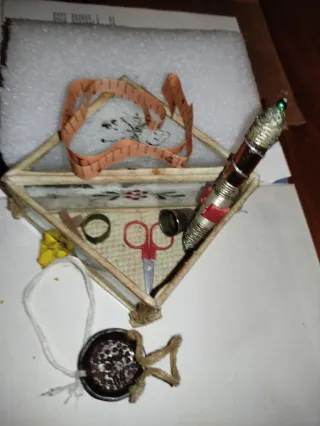 Costurero vintage triangular con accesorios.