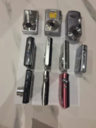 Lotto di 10 fotocamere digitali per riparazione/ricambi