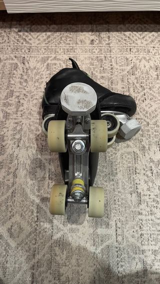 Patines de hockey negros número 38.