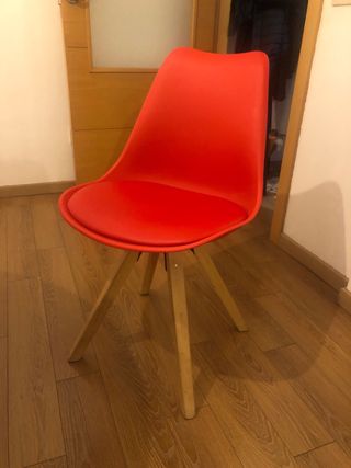 Tavolo rotondo con 4 sedie rosse