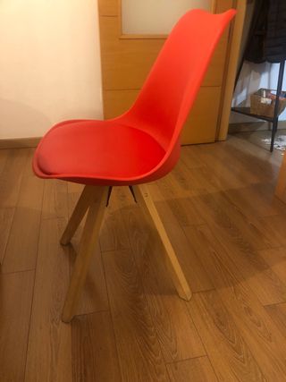 Tavolo rotondo con 4 sedie rosse