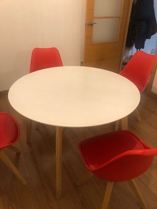 Tavolo rotondo con 4 sedie rosse