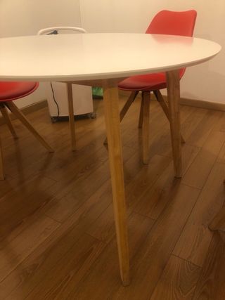 Tavolo rotondo con 4 sedie rosse