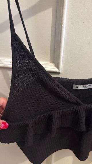 Top negro con volantes