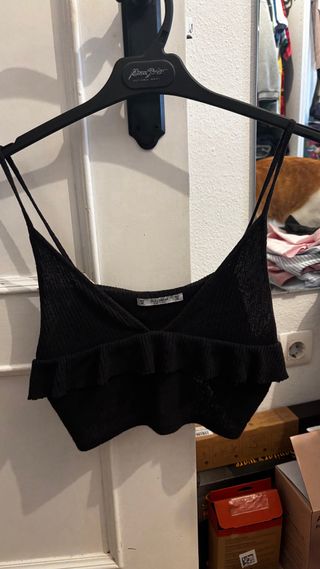 Top negro con volantes
