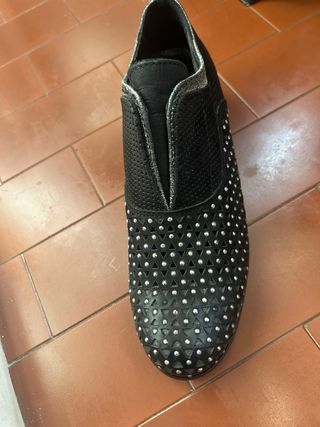 Scarpe donna nere con borchie argento 37