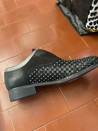 Scarpe donna nere con borchie argento 37