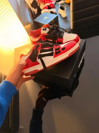 Zapatillas Amiri Rojas y Blancas
