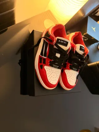 Zapatillas Amiri Rojas y Blancas