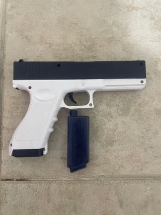 Pistola ad acqua bianca e nera
