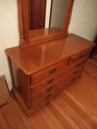 Cómoda de madera con espejo