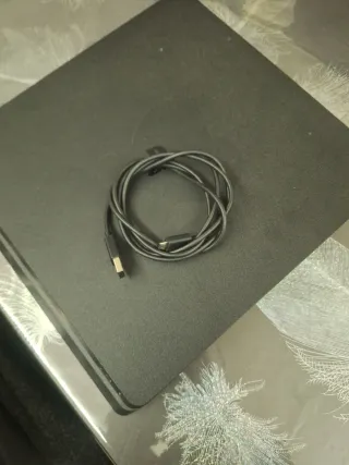 Ps4 Slim Nera con Controller + 2 giochi