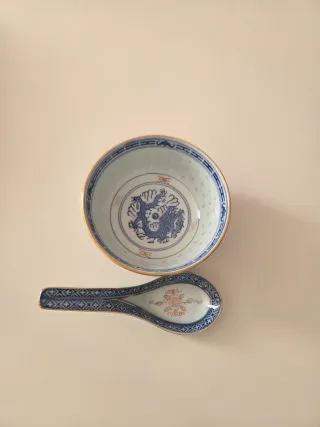 Cuenco y cuchara de porcelana china