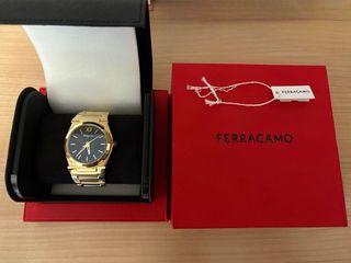 Reloj Ferragamo Dorado y Negro.