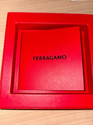 Reloj Ferragamo Dorado y Negro.