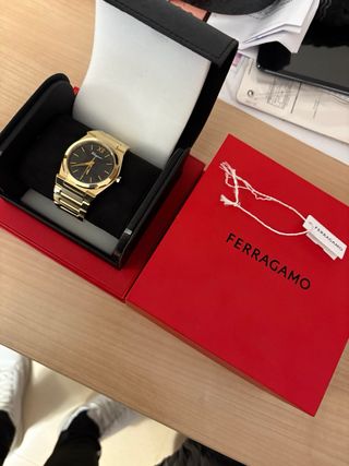 Reloj Ferragamo Dorado y Negro.