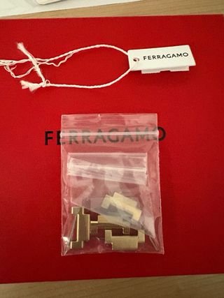 Reloj Ferragamo Dorado y Negro.