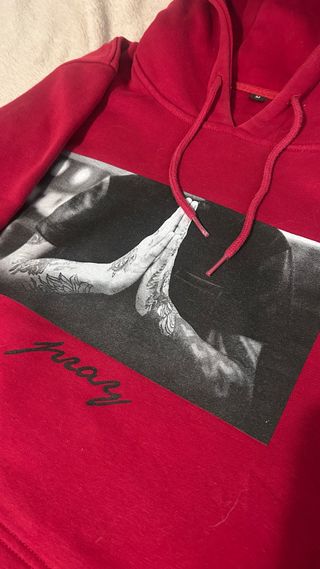 Sudadera Pray Roja con Estampado