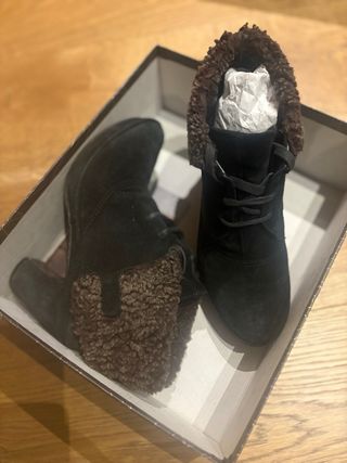 Botines Homers negros  de piel con borreguito