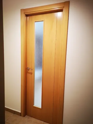 Puerta de madera con cristal