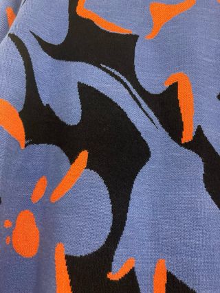 Jersey estampado azul, negro y rojo