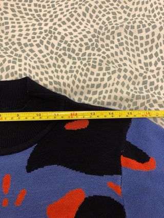 Jersey estampado azul, negro y rojo