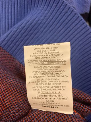 Jersey estampado azul, negro y rojo