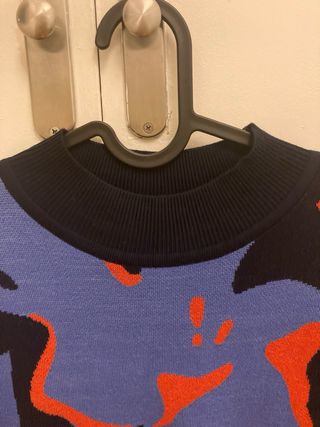 Jersey estampado azul, negro y rojo