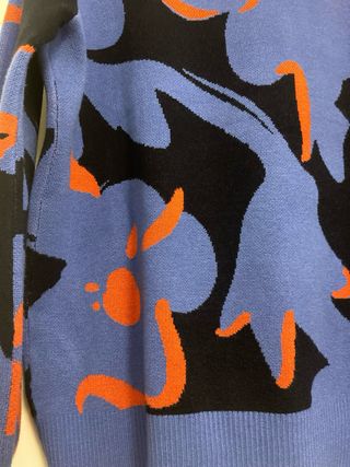 Jersey estampado azul, negro y rojo