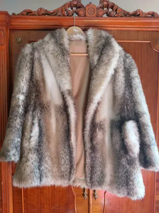 Abrigo piel vintage gris y blanco