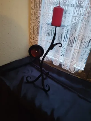 Candelabro de bronce con cristal rojo