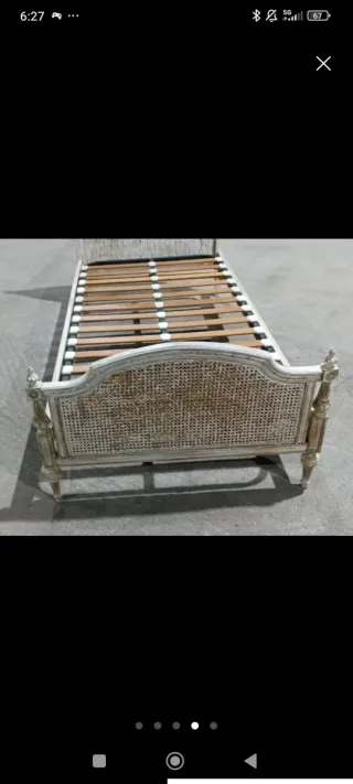 Cama restaurada de madera y ratán