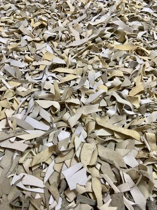 Alfombra flecos de cuero blanco, gris y crudo