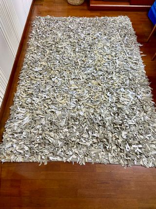 Alfombra flecos de cuero blanco, gris y crudo