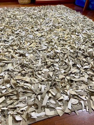 Alfombra flecos de cuero blanco, gris y crudo